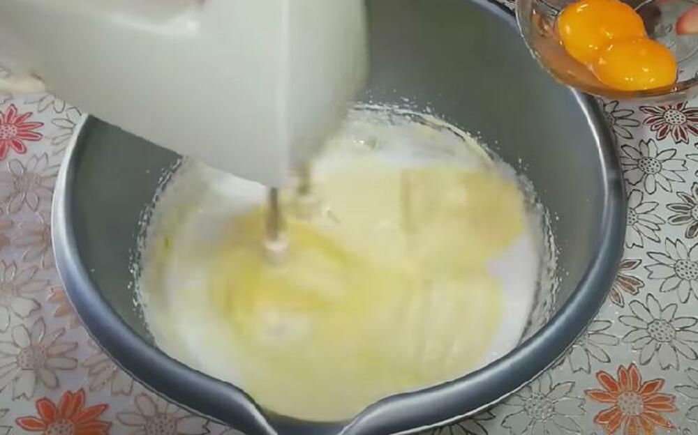 Mućenje jaja u činiji