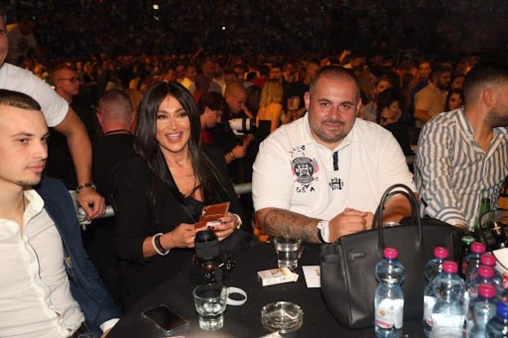 ANDREANA ČEKIĆ PRETI DA POSTANE NAJZGODNIJA NA ESTRADI: Pokazala OBLINE, u punom gasu BLISTA u Areni