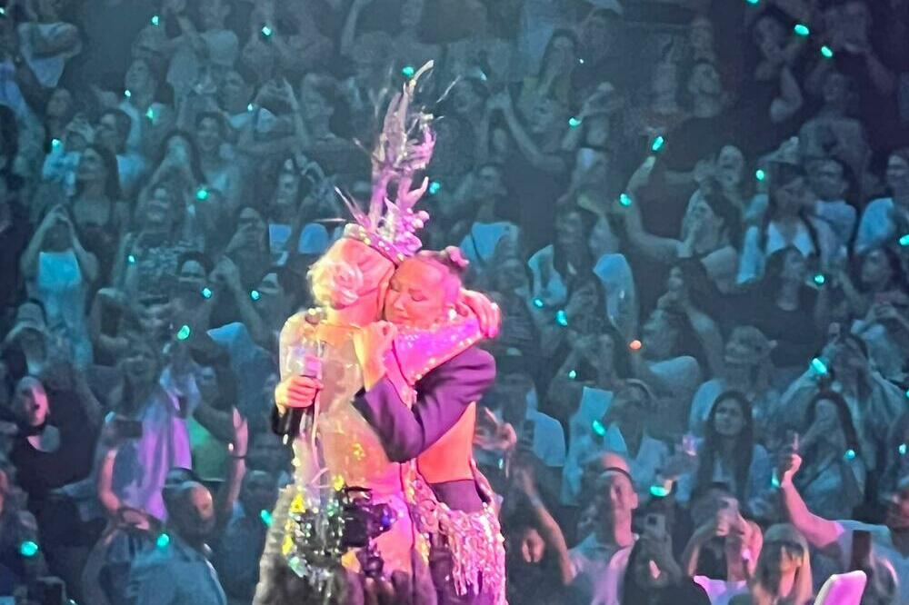 LEPA BRENA IZNENAĐENJE VEČERI U ARENI 2: Rasplakala priju, EVO kako se vole SNAJKA i SVEKRVA