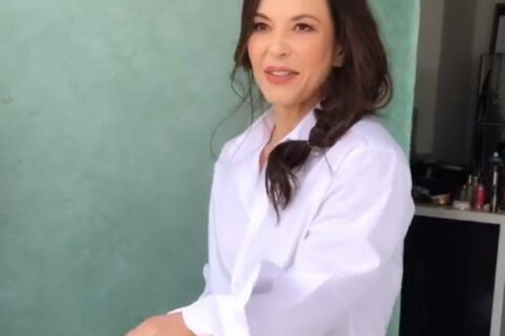 ČUVENA KASANDRA SVOJIM IZGLEDOM I DALJE MAMI UZDAHE: Sa svojih 50 godina je PRAVA BOMBA - fanovi u transu (VIDEO)