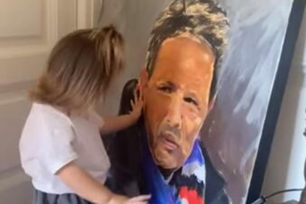 SNIMAK KOJI TOPI SRCA: Unuka Siniše Mihajlovića naišla na njegov portret, poljubila ga a onda... (VIDEO)