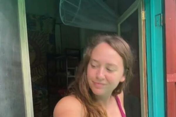 OVA DEVOJKA ŽIVI U KUĆI OD PESKA I SLAME I NE ŽELI DA GA SE ODREKNE: Kantu koristi kao WC i to nije sve... (VIDEO)