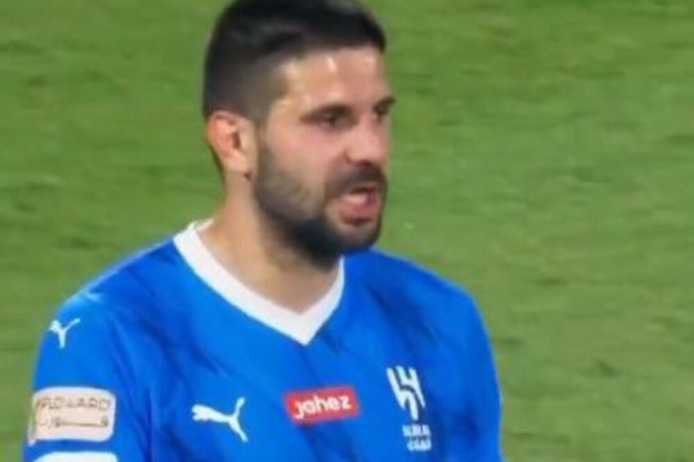 KLASIČAN MITROVIĆ: Psuje i krsti se dok izlazi s terena, trener ga RAZBESNEO, ali bolje da se ne kači s njim! VIDEO