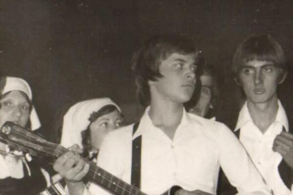 DA LI ZNATE KO JE MLADIĆ SA FOTKE? Bio najbolji FRAJER u Jugi, nema ŽENE koja ga nije SANJALA i danas je PRAVI DASA