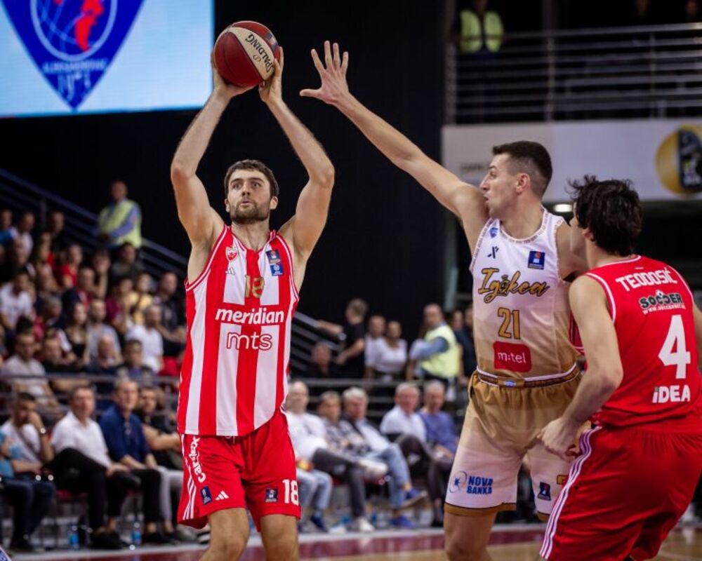 Majk Tobi (levo) na utakmici Igokee i Crvene zvezde