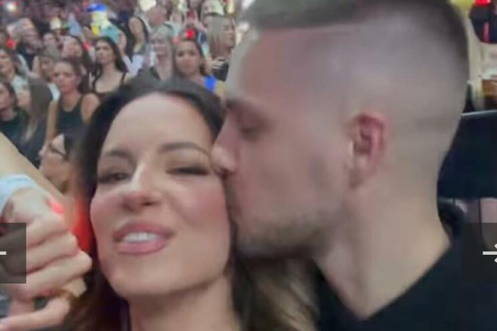 GRUDI SAMO ŠTO JOJ NE ISPADNU, A ON JE SVE VREME LJUBI: Zavrtela PAMET muškom rodom PROVOKATIVNIM IZDANJEM