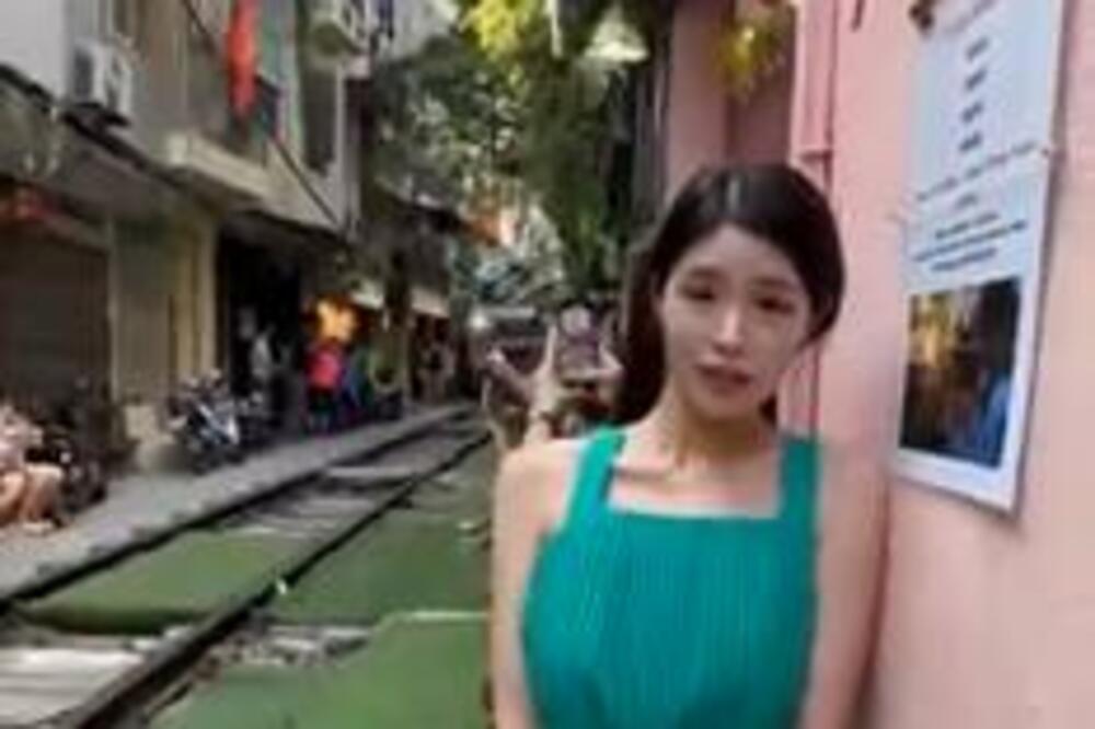 ODVEO DEVOJKU NA KAFU NA MESTO KOME NIKOME NIJE PALO NA PAMET: Sedela je nepomično i čekala da PROĐE... (VIDEO)