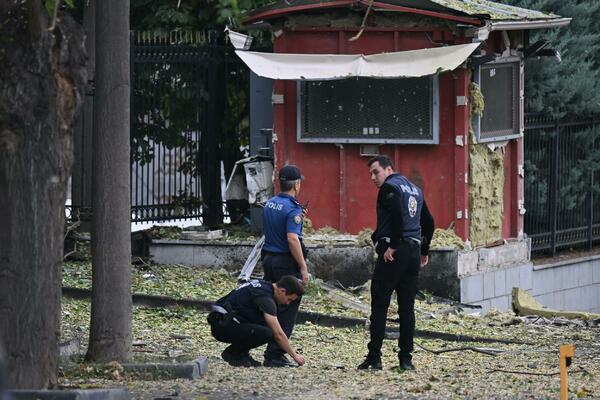 PRVE SLIKE SA MESTA BOMBAŠKOG NAPADA U ANKARI: Teroristi pucali na policiju, ima RANJENIH (FOTO)