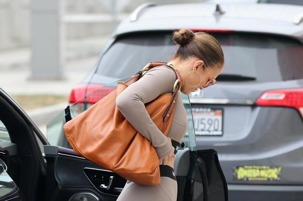 ŽENO BOŽIJA, JESI LI NORMALNA? Pljunula u RUKU ovoj ŽENI pa nastavila DALJE: Ljudi ne mogu da veruju svojim OČIMA