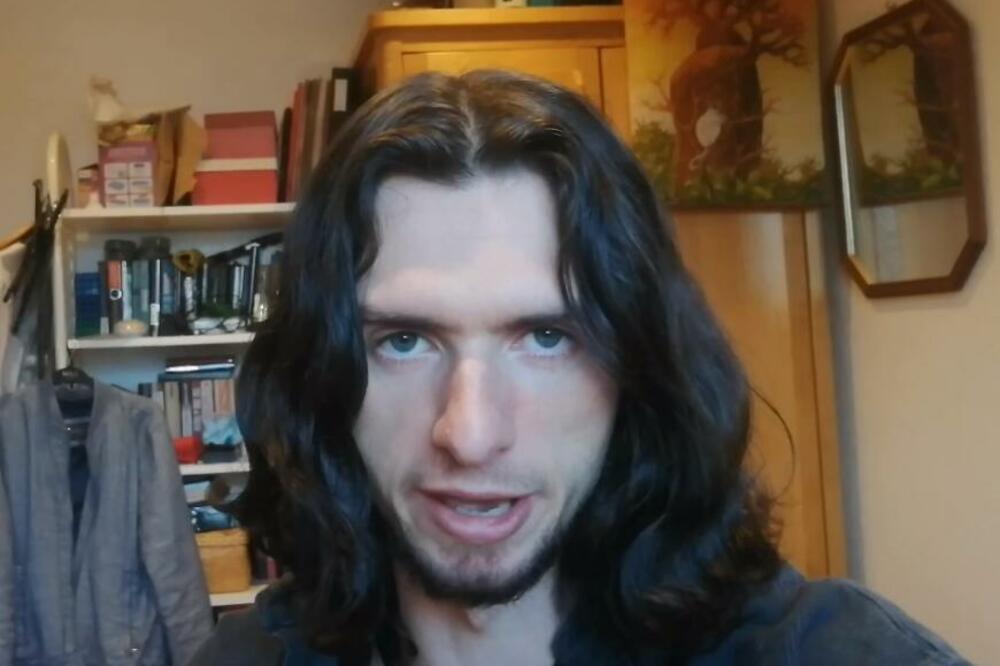 SKORO 7 GODINA NIJE KORISTIO ŠAMPON: Perut i crvenilo su njegova SVAKODNEVNICA, a danas izgleda OVAKO (VIDEO)