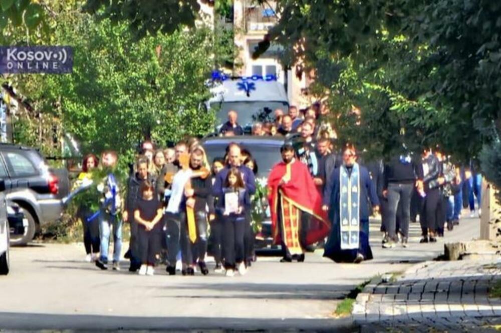 ROTACIJE HITNE POMOĆI U ČAST UBIJENOG IGORA: Kilometarska kolona u Leposaviću, narod se oprašta od Milenkovića