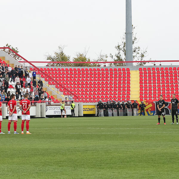 "ČUJ NARODE, SVI SKINITE KAPE..." Grobari se oprostili od stradalih Srba u Banjskoj (FOTO)