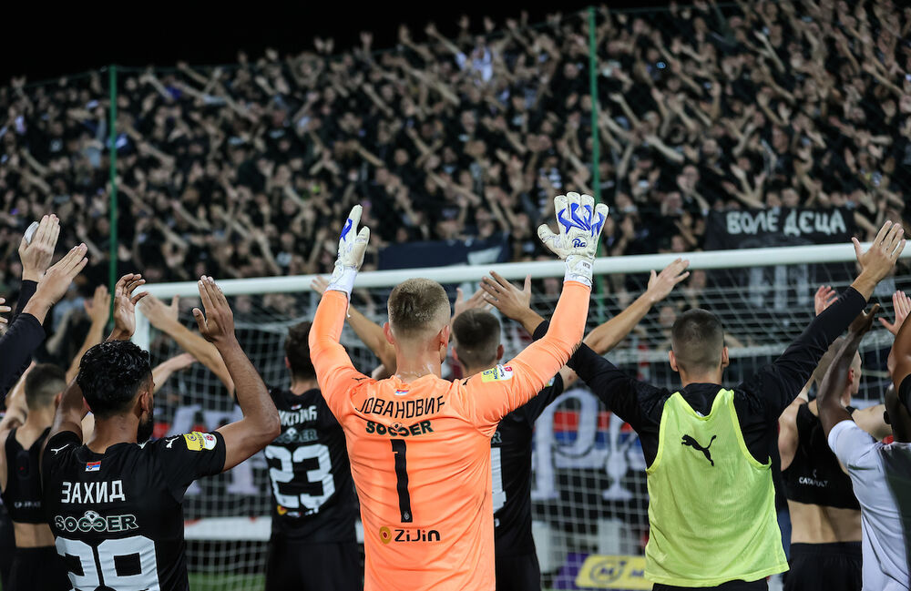 Fudbaleri i navijači Partizana u Kruševcu