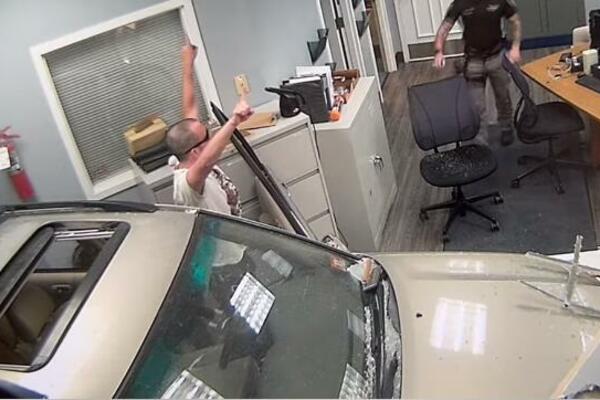 UDRI BRIGU NA VESELJE: Uleteo kolima u POLICIJSKU stanicu, šireći ruke i PEVAJUĆI ovu popularnu PESMU (VIDEO)