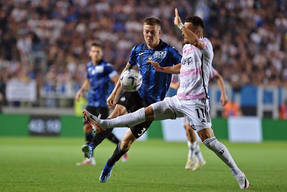 Filip Kostić (desno) na utakmici Atalante i Juventusa