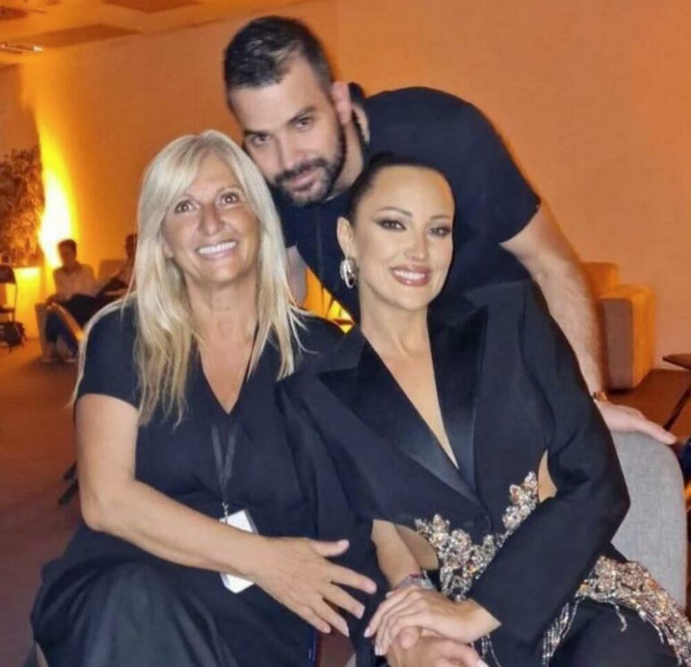 Aleksandra je Katu držala čvrsto za ruku, a sudeći po njihovim osmesima, sve je i te kako išlo po planu