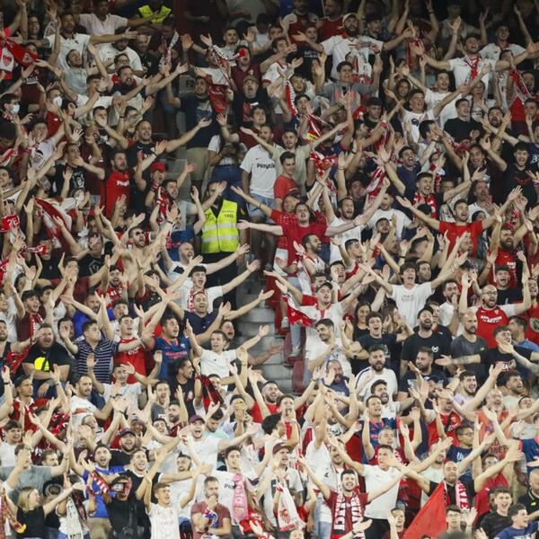NESTVARNA SCENA NA DERBIJU: U crveno-belom dresu u moru navijača ljutog rivala! (VIDEO)
