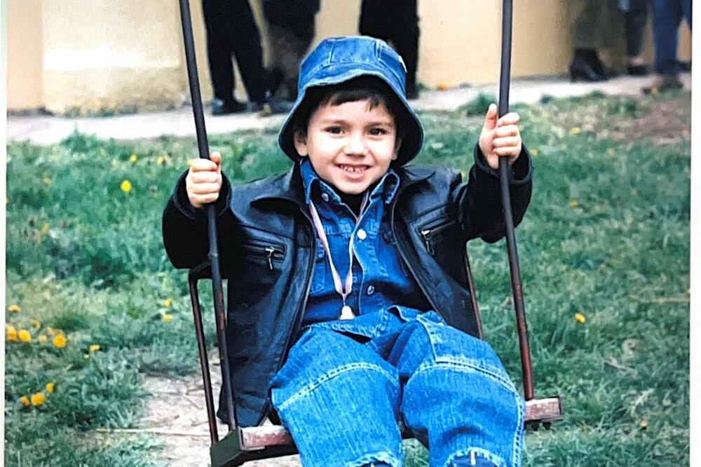 ZBOG NJEGA BESNE I POLITIČARI! Ovaj dečak je danas skandalozni pevač! (FOTO)