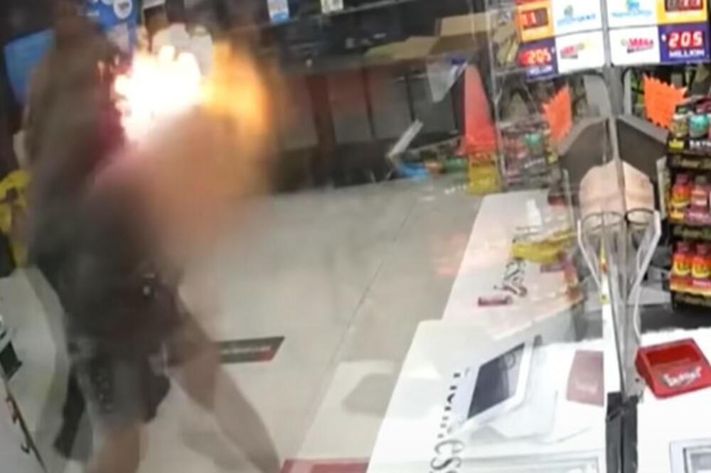 POKUŠAO DA ISTERA LOPOVA, A ON MU ZAPALIO GLAVU: Pojavio se ZASTRAŠUJUĆI snimak iz prodavnice (UZNEMIRUJUĆ VIDEO)