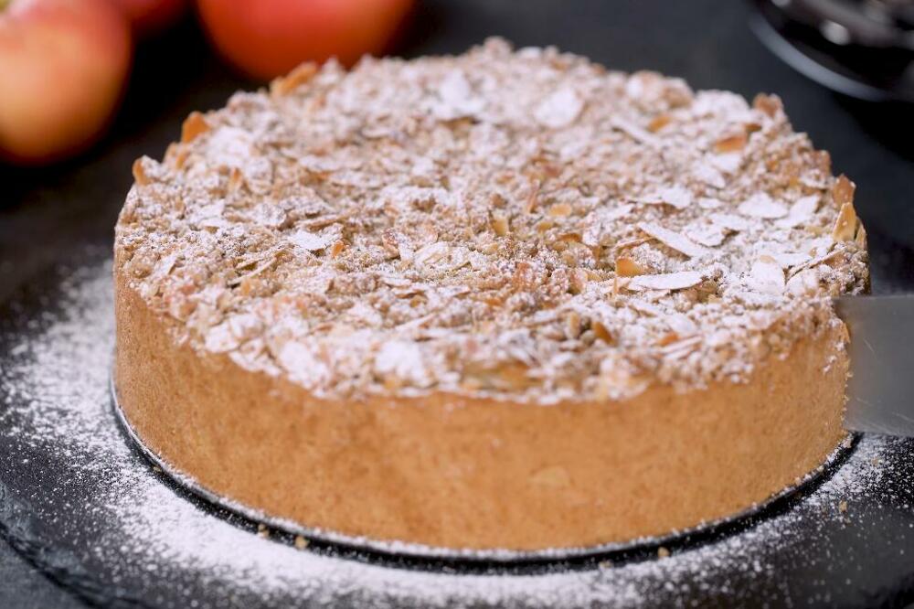 RECEPT ZA NEMAČKI SPECIJALITET SA JABUKAMA: Jesenji kolač sa hrskavom koricom će vas vratiti u DETINJSTVO