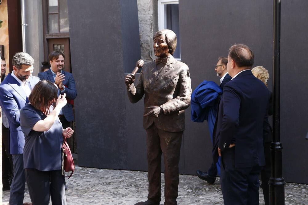 REČI ĆERKE TOME ZDRAVKOVIĆA DOTAKLE CELU ZEMLJU: Sećanje na njega NE BLEDI, a onda pomenula i SVOG NASLEDNIKA