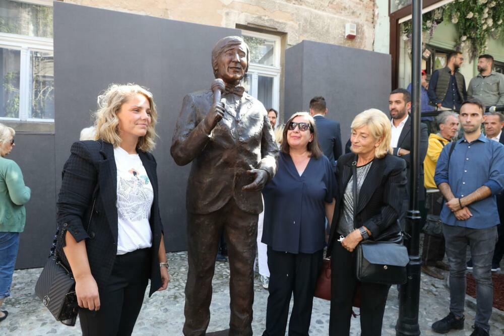 Nalsenica legendarnog Tome je rekla da je osetila očevo prisustvo i istakla da joj se bista sviđa