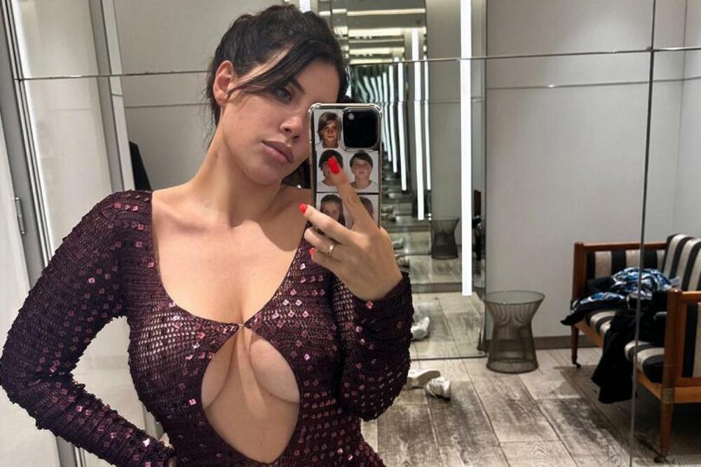 VANDA, ZABOGA... Najraskalašnija žena fudbalera stavila BUJNE GRUDI na izvol'te, a onda uzela BANANU... (FOTO)