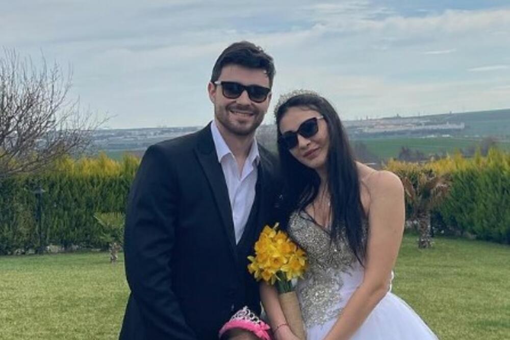 TURKINJU MOLILI DA SE NE UDA ZA SRBINA, ALI IH NIJE POSLUŠALA: Sa svekrvom IGRA KOLO, a ovo NE MOŽE da SHVATI! FOTO