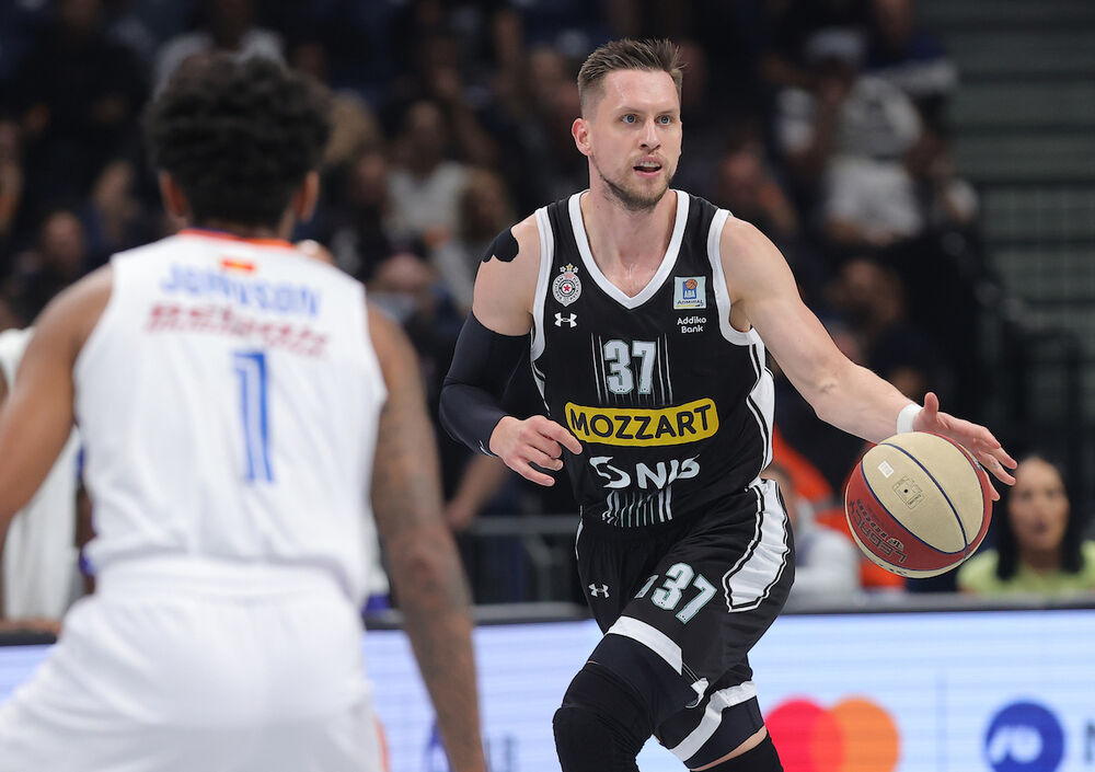 Mateuš Šonitka sa loptom na meču protiv Mornara