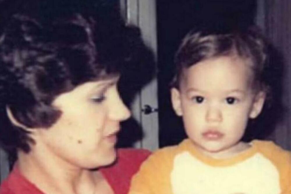 DEVOJČICA SA SLIKE JE IZRASLA U PRAVU GOSPOĐETINU: Moćna je i zgodna, a ima 43 godine, jel znate ko je ovo?