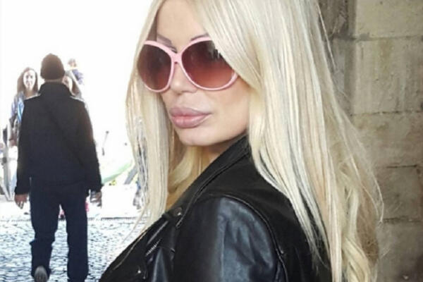 DA LI JE REALNO DA JE OVAKO DOBRA? Voditeljka rodila našu ZVEZDU, izgledaju kao da su DRUGARICE, VATRENA plavuša