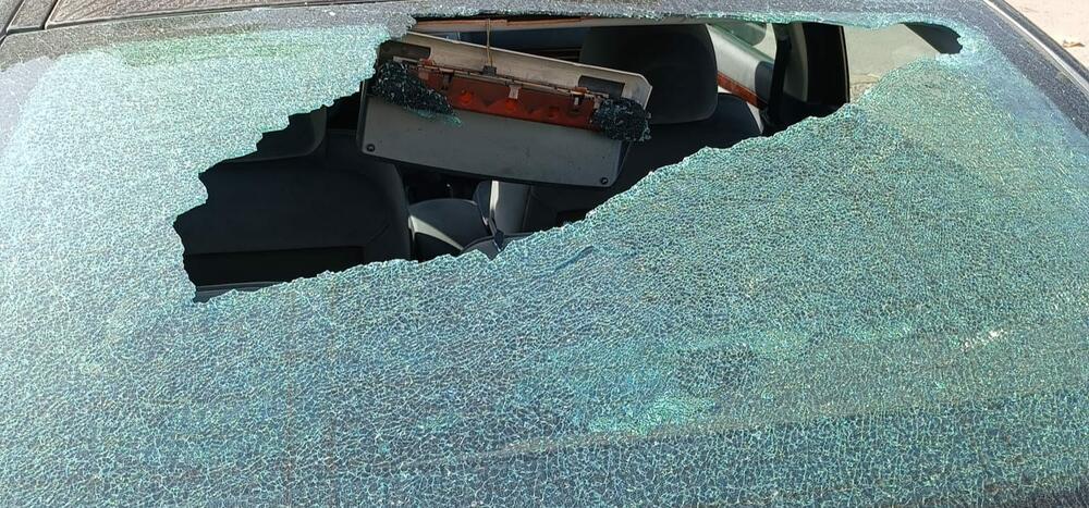 Neko joj je razbio šoferku.