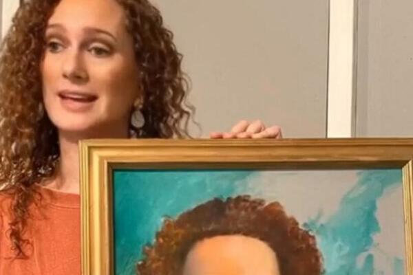 NAŠLA JE SVOJU DVOJNICU NA INTERNETU, A ONDA JOJ JE STIGLO OVO: Kad je otvorila vrata, samo što se nije srušila