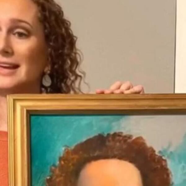 NAŠLA JE SVOJU DVOJNICU NA INTERNETU, A ONDA JOJ JE STIGLO OVO: Kad je otvorila vrata, samo što se nije srušila