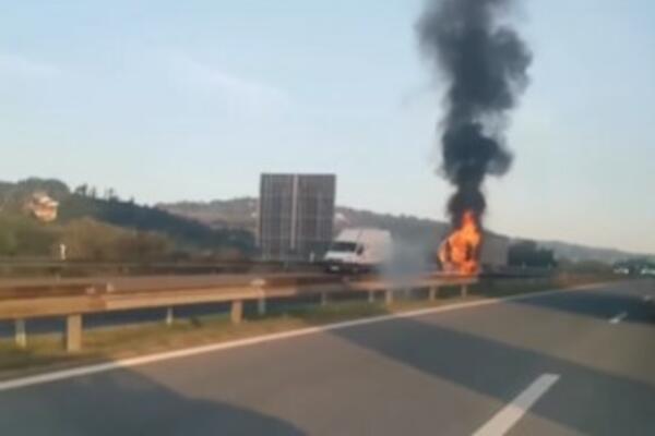 KRKLJANAC NA AUTO-PUTU KOD UMČARA: Zapalio se kamion, ljudi u NEVERICI GLEDAJU (VIDEO)