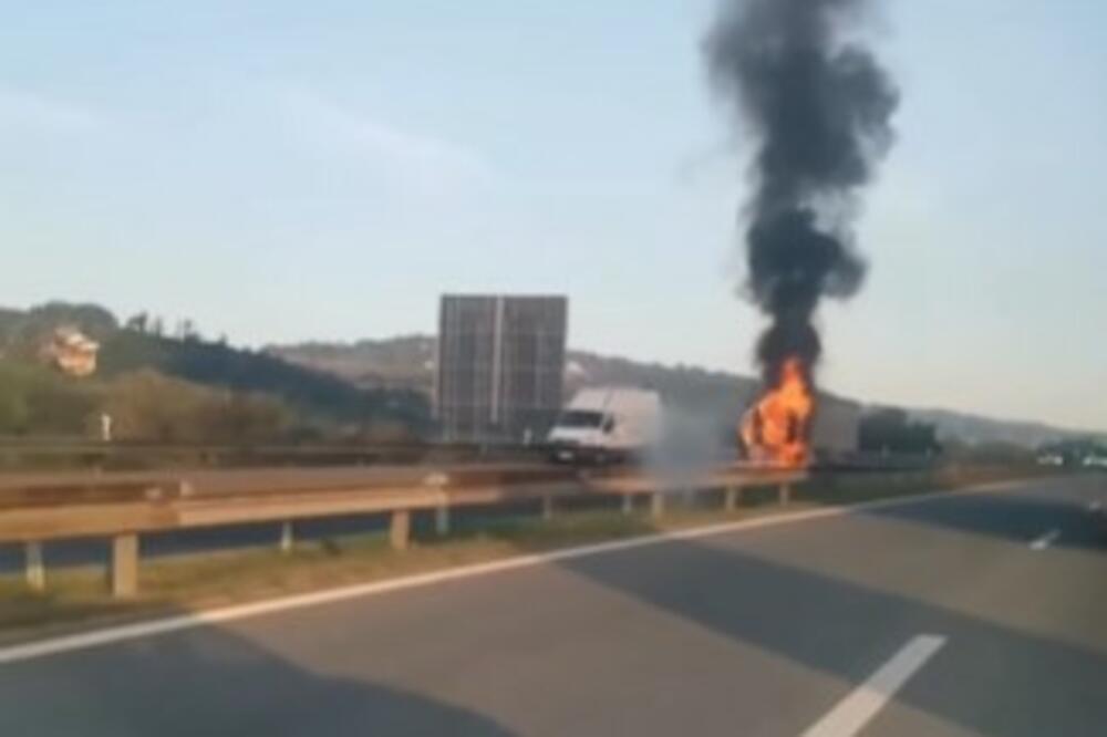 KRKLJANAC NA AUTO-PUTU KOD UMČARA: Zapalio se kamion, ljudi u NEVERICI GLEDAJU (VIDEO)