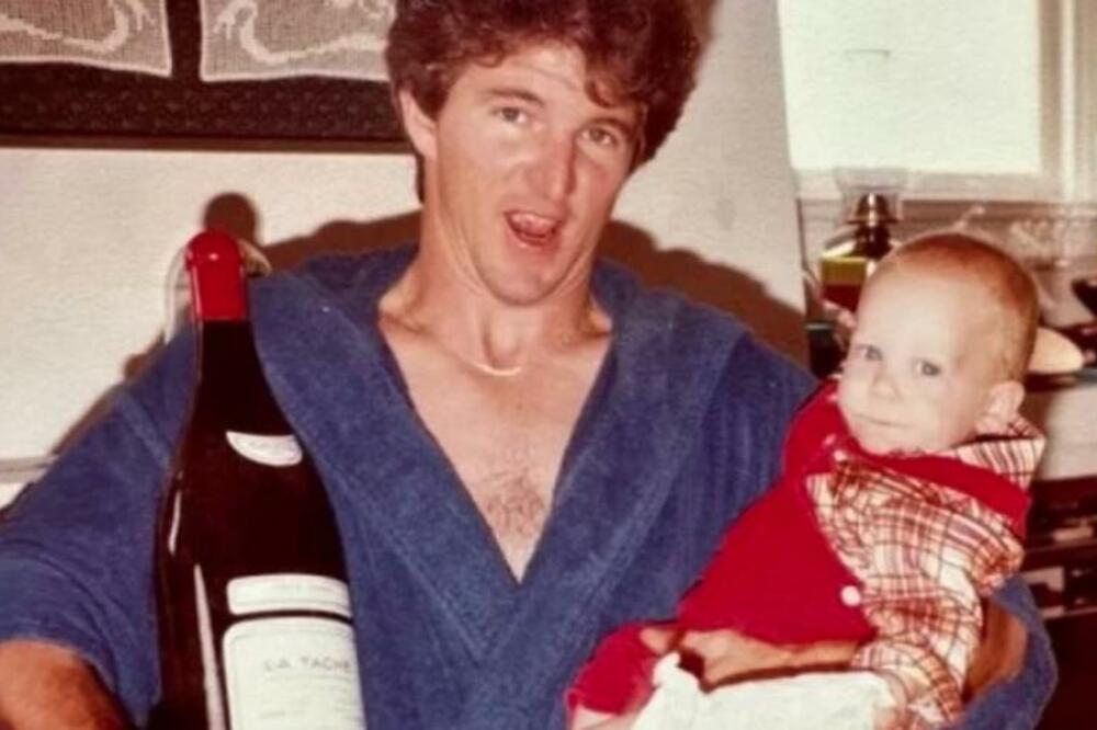 PRE VIŠE OD 50 GODINA JE KUPIO FLAŠU VINA I JE ZABORAVIO NA NJU U PODRUMU Kada ju je odneo na PROCENU umalo je UMRO