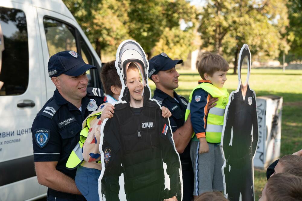 Policija u zajednici – druženje mališana sa pripadnicima policije