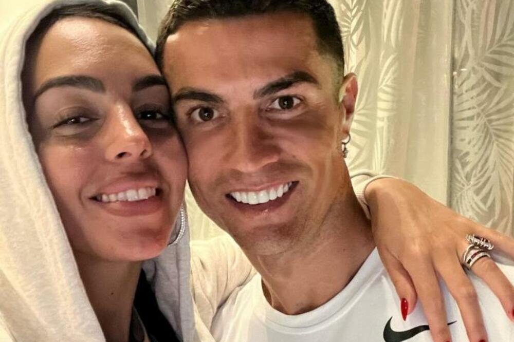 FANOVE SABLAZNILA HEORHININA FOTKA: Šta joj je to, pobogu, na licu? (FOTO)