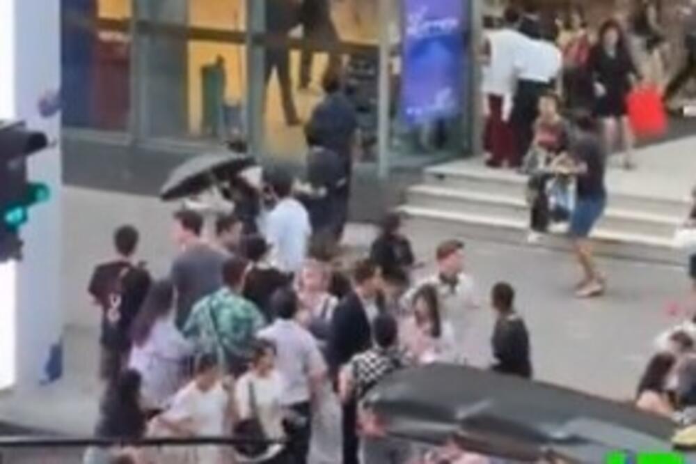JEZIVI SNIMCI SA MESTA PUCNJAVE U BANGKOKU: Dečak otvorio vatru, ljudi beže iz tržnog centra (VIDEO)