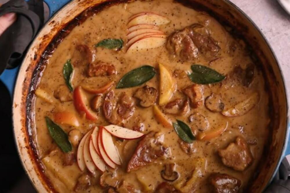 STAVITE SVINJETINU DA SE KRČKA SA OVOM VOĆKOM I NEĆETE ZAŽALITI: Ručak toliko DOBAR da će vas i SVEKRVA pohvaliti