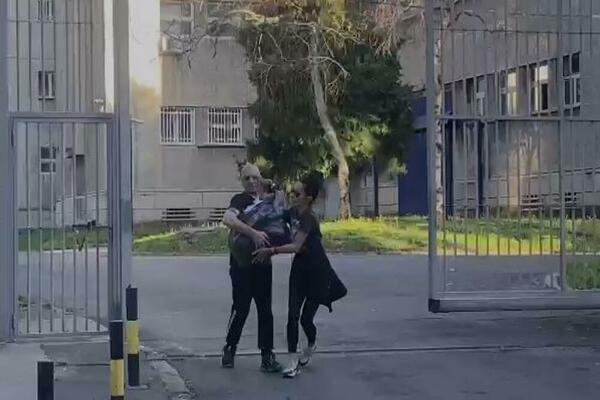 DEVOJKA MU ODMAH POLETELA U ZAGRLJAJ! Zoran Marjanović upravo izašao iz Centralnog zatvora, EVO KAKO IZGLEDA (FOTO)