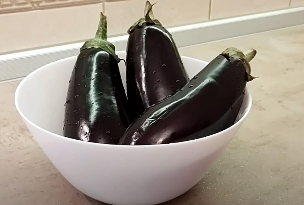 Tri patlidžana u činiji