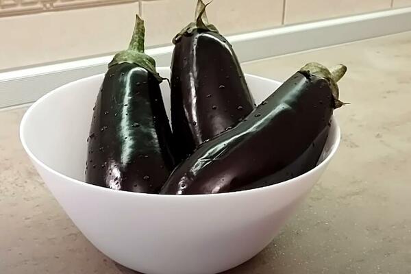 OVAKO ĆETE OGULITE PATLIDŽAN ZA PAR SEKUNDI, JEDNIM POTEZOM: Biće spreman za pravljenje ZIMNICE očas posla (VIDEO)