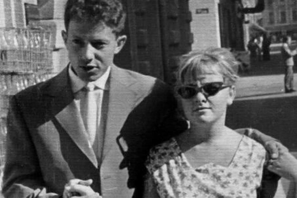 FOTOGRAFIJA MUŠKARCA IZ CENTRA BEOGRADA 1962. OPET POSTALA VIRALNA: Da li je moguće da se OVO vidi USRED BELA DANA