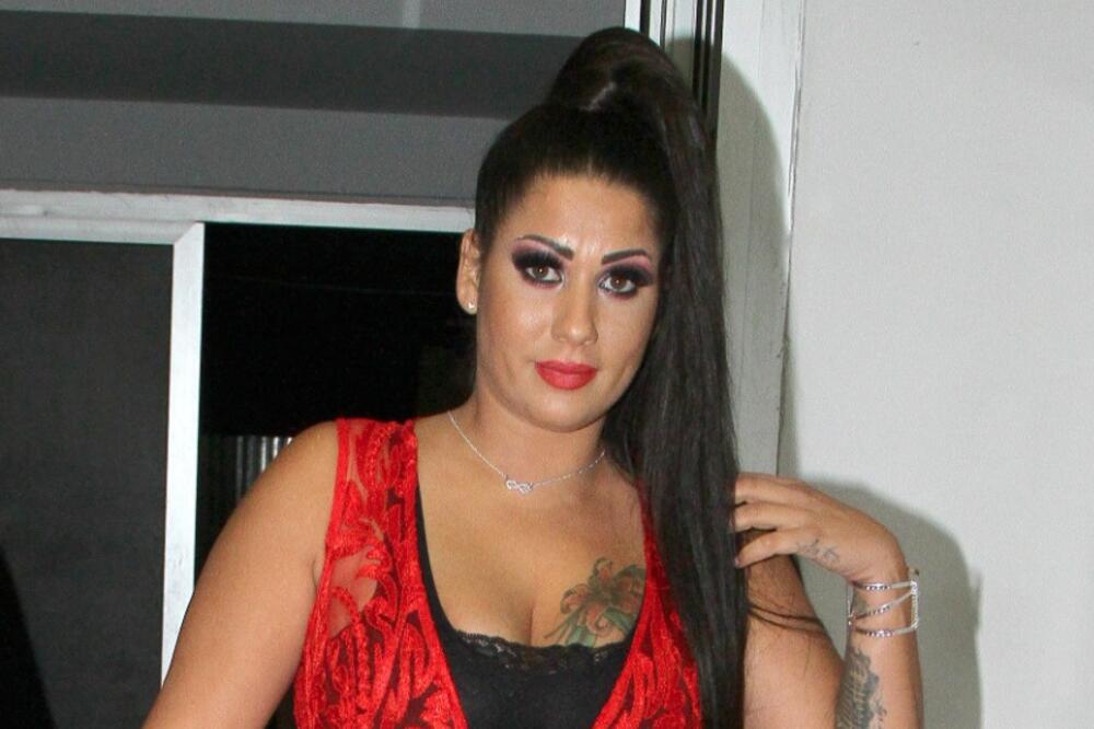 ŽENO, SVAKA TI ČAST! Znate je iz ZVEZDA GRANDA i RIJALITIJA, a sada je NEPREPOZNATLJIVA: Postala prava BOMBETINA