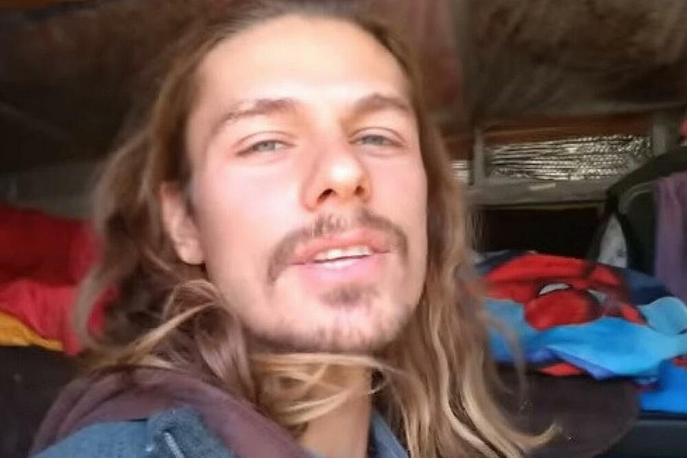 ŽIVI U PRIKOLICI ZA KONJE, A HRANU ČUVA U SENU: Muškarac pokazao kako IZGLEDA DOM GDE BORAVI, ZABEZEKNUĆETE SE