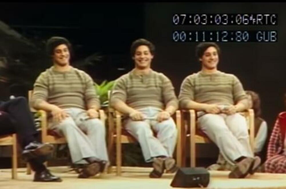 Tri identična stranca