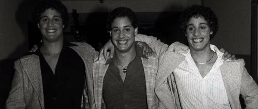 Tri identična stranca