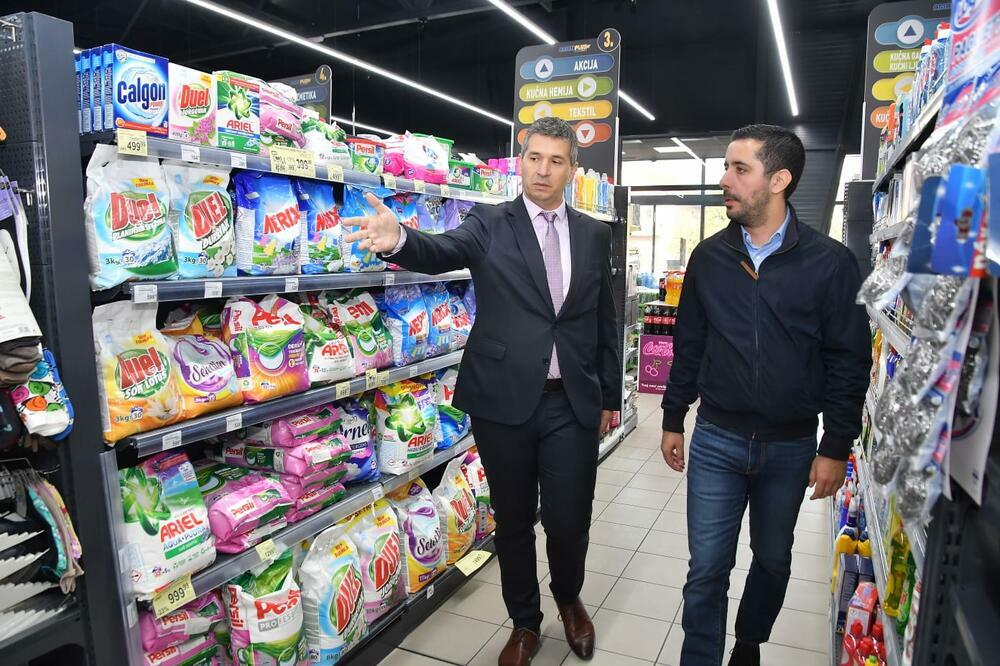 "PLANIRAMO KAKO DA UKLJUČIMO JOŠ VIŠE PRODAVNICA U AKCIJU "BOLJA CENA" Ministar Momirović obišao radnju u Batajnici